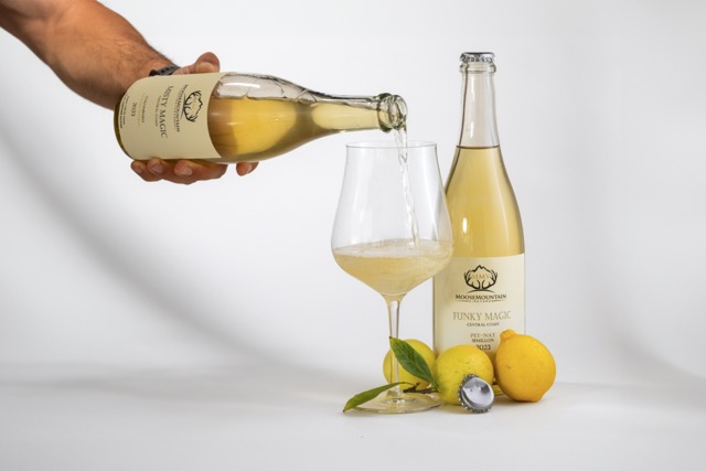 pouring petnat Medium